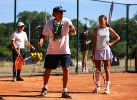 Cours de Anglais en Camps de Tennis NIKE à Brighton ou Londres (10 à 17 ans). Junior Indépendant